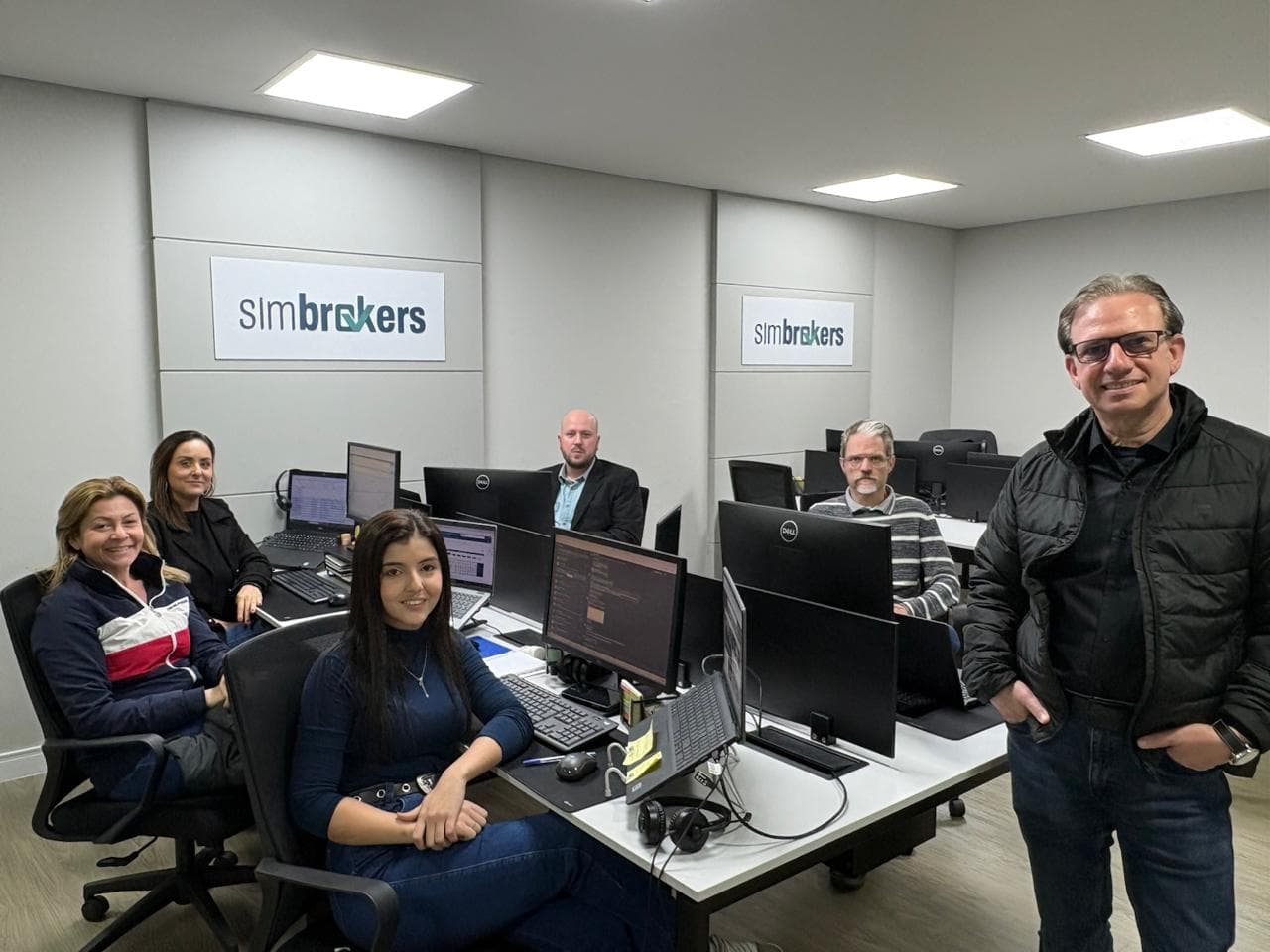 Time da SimBrokers no escritório